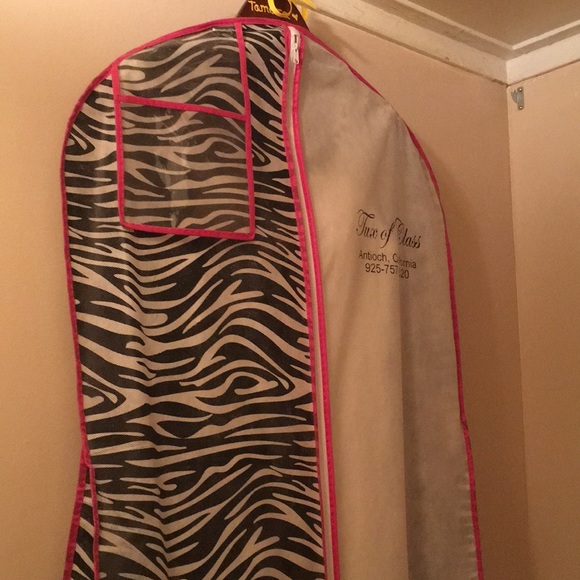 Size 4 never been worn or altered wedding dress! - Picture 7 of 7